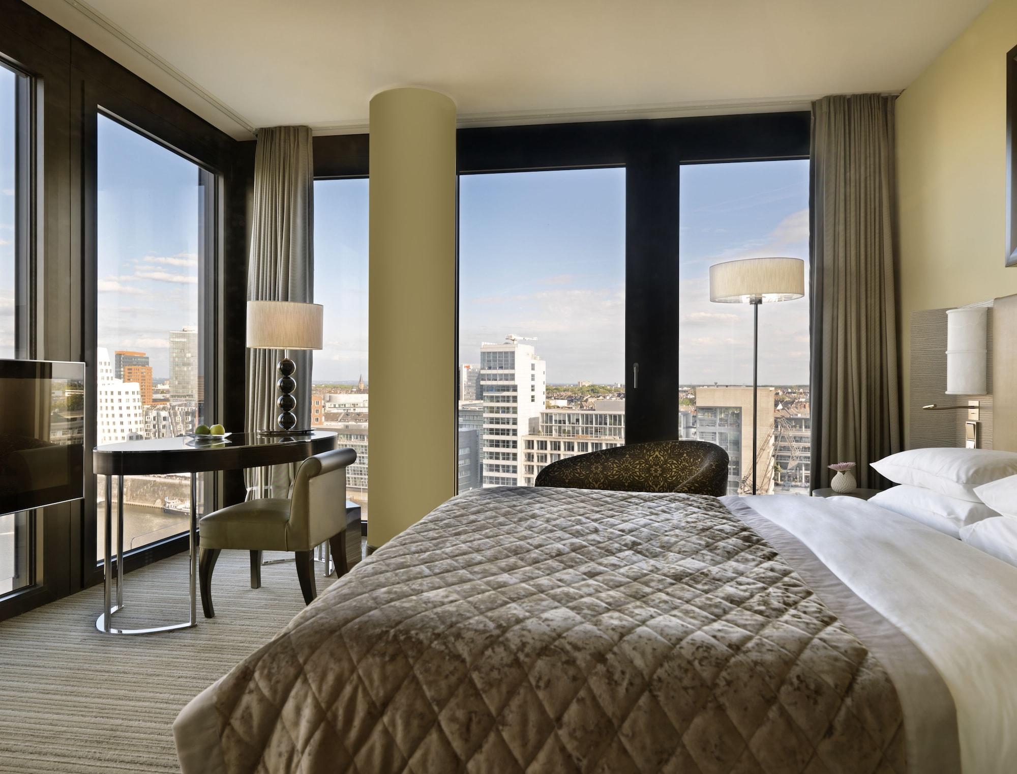 Hyatt Regency Dusseldorf Hotel Kültér fotó A bedroom at the Mandarin Oriental, Munich