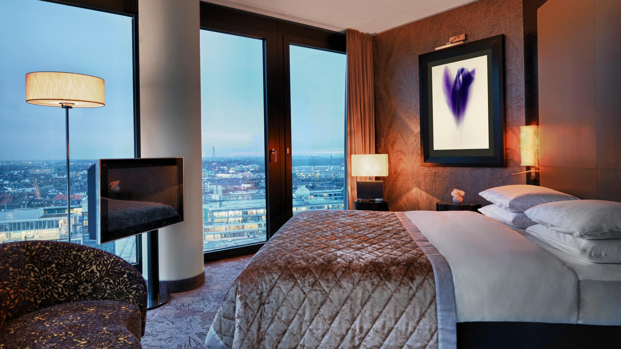 Hyatt Regency Dusseldorf Hotel Kültér fotó A bedroom at the Mandarin Oriental, Munich