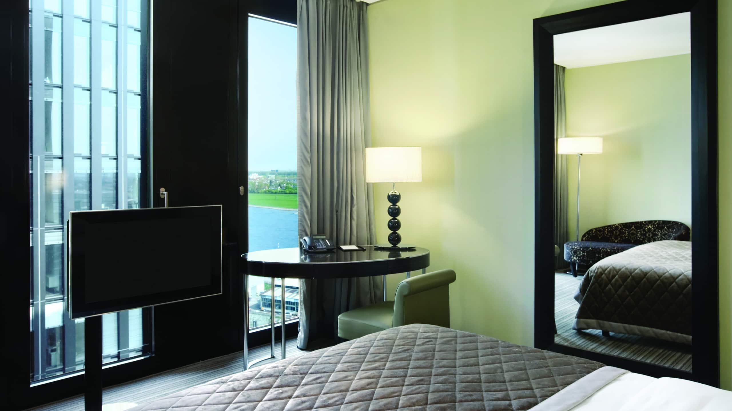 Hyatt Regency Dusseldorf Hotel Kültér fotó A room at the hotel