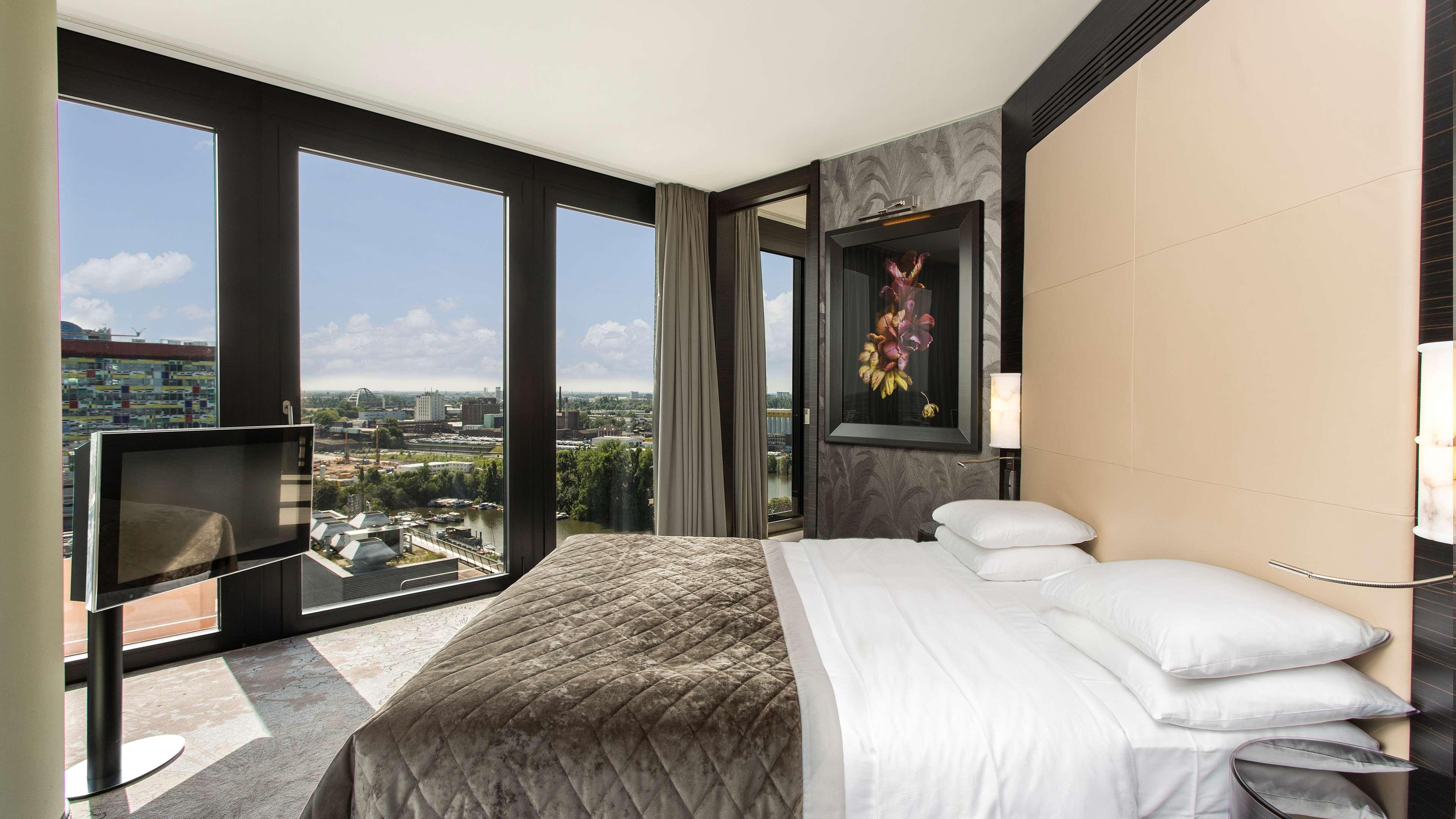 Hyatt Regency Dusseldorf Hotel Kültér fotó A bedroom at the hotel