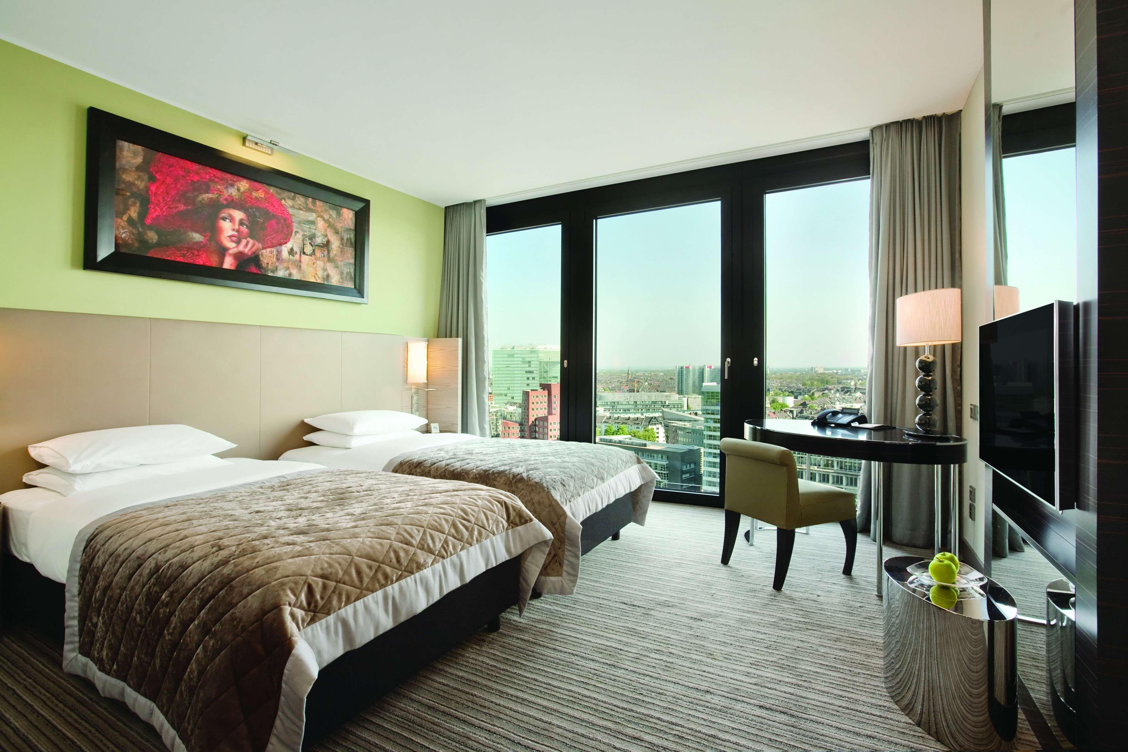 Hyatt Regency Dusseldorf Hotel Kültér fotó A room at the hotel