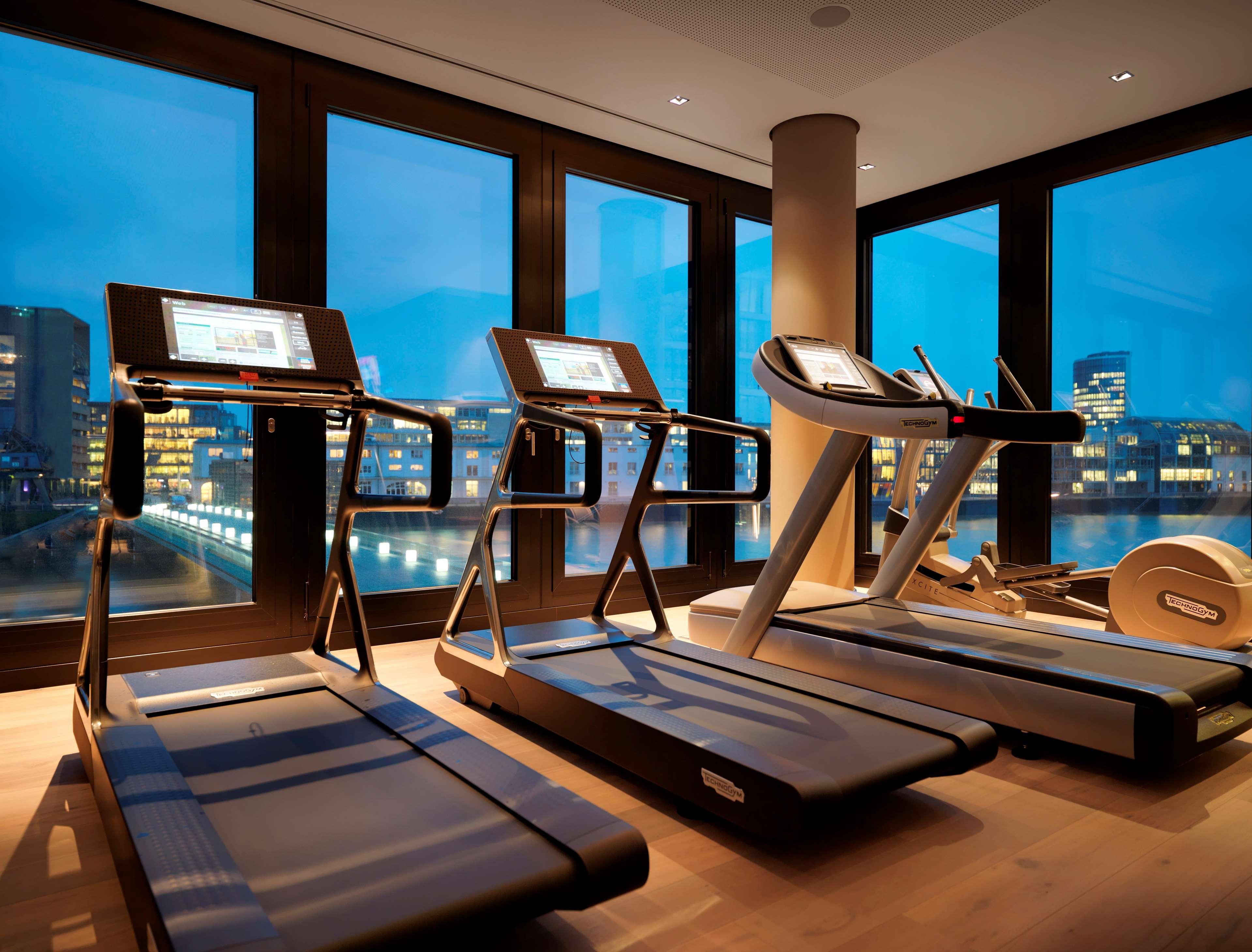 Hyatt Regency Dusseldorf Hotel Kültér fotó The gym at The Landmark, Hong Kong