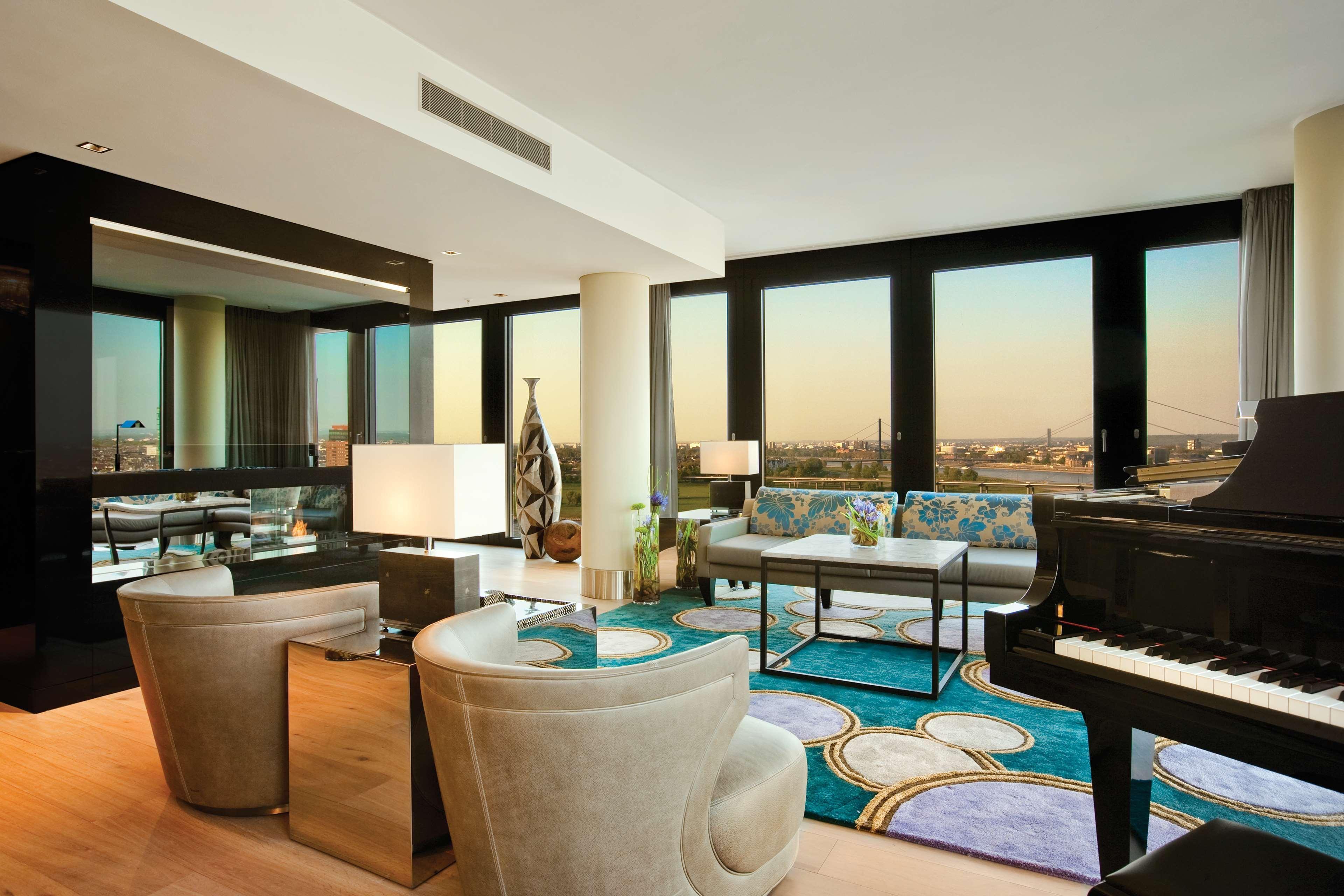 Hyatt Regency Dusseldorf Hotel Kültér fotó A living room at the Ritz-Carlton, Dubai