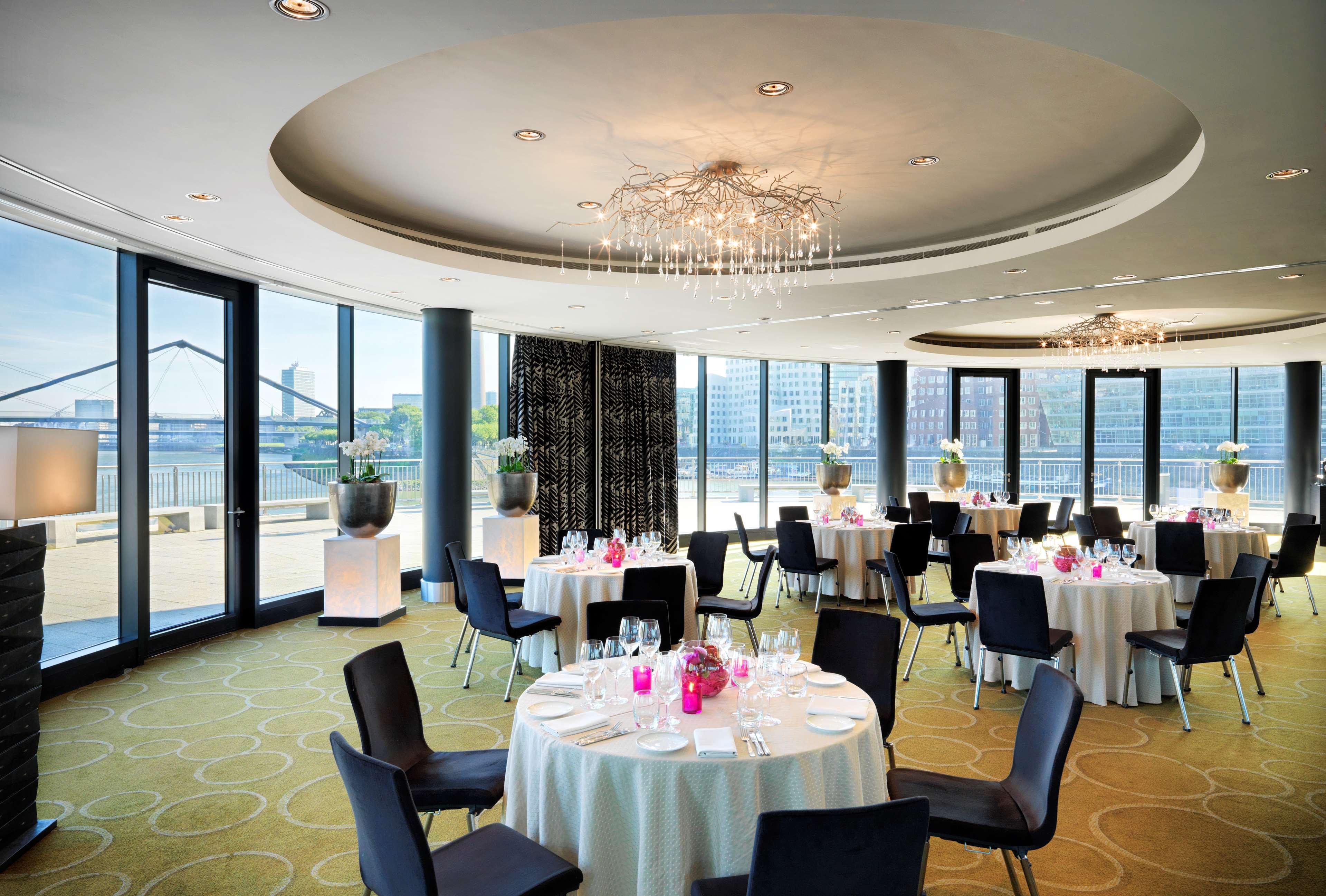 Hyatt Regency Dusseldorf Hotel Kültér fotó The Club Lounge at the Hong Kong International Convention and Exhibition Centre