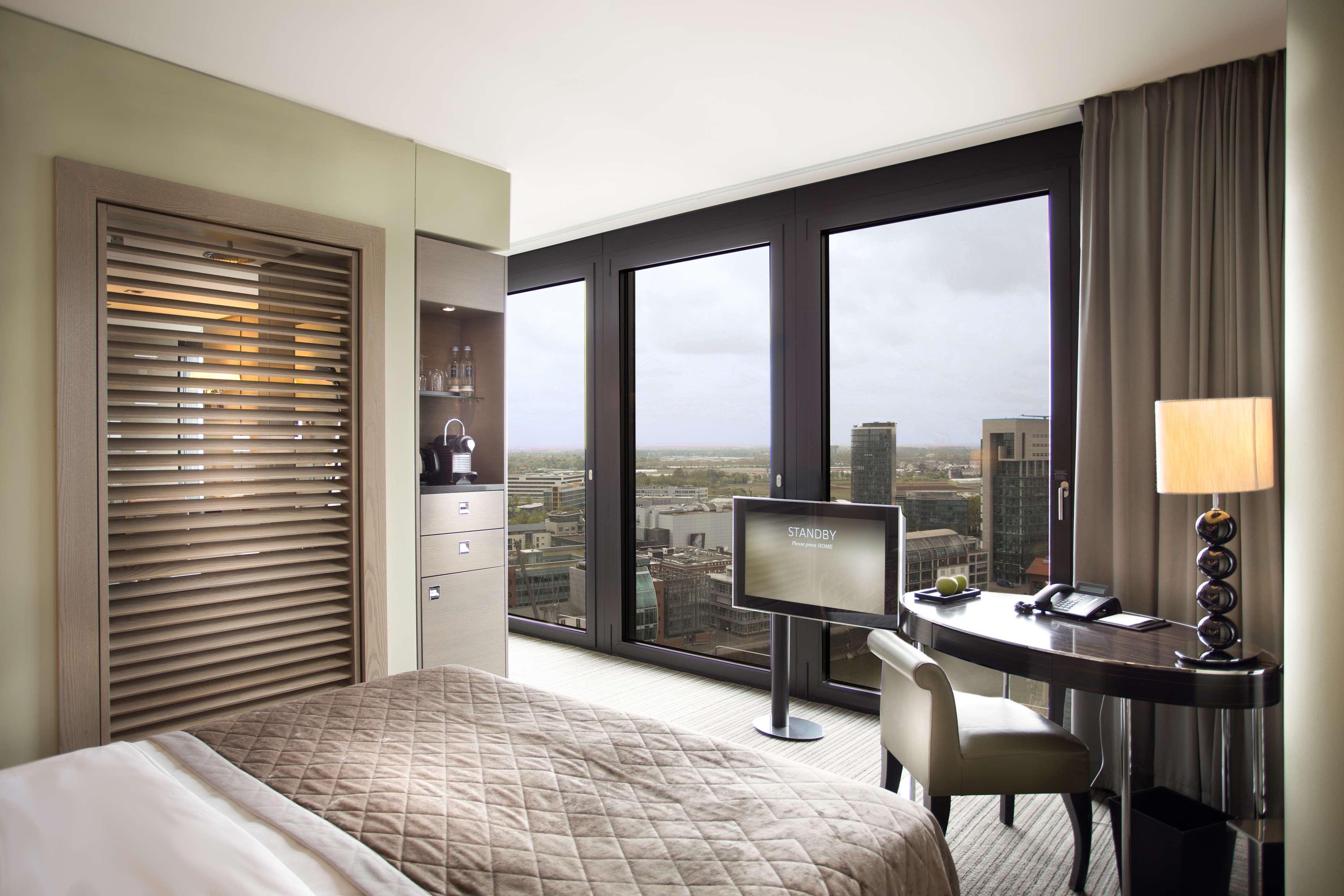 Hyatt Regency Dusseldorf Hotel Kültér fotó A room at the InterContinental London The O2