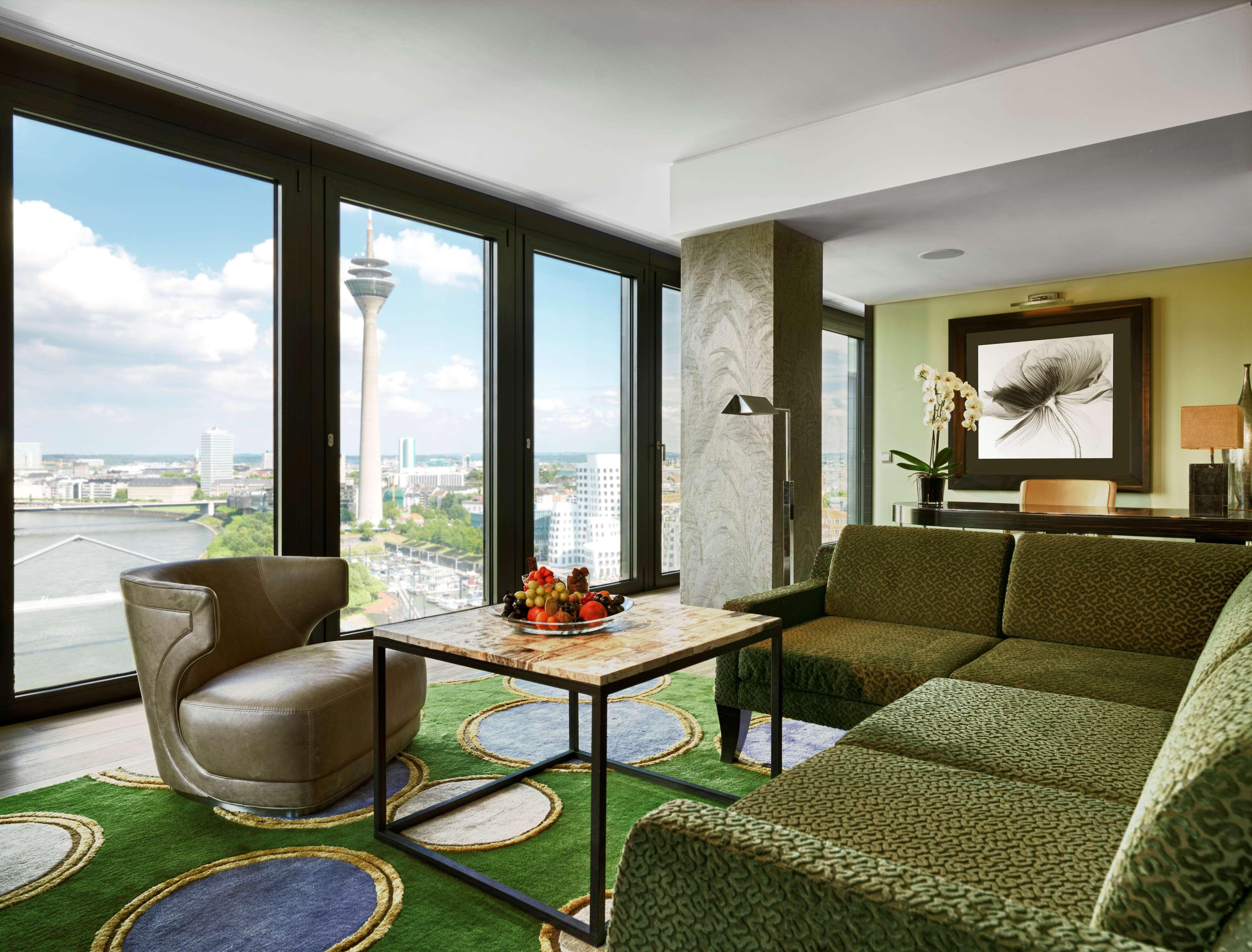 Hyatt Regency Dusseldorf Hotel Kültér fotó A suite at the MGM Grand Hotel