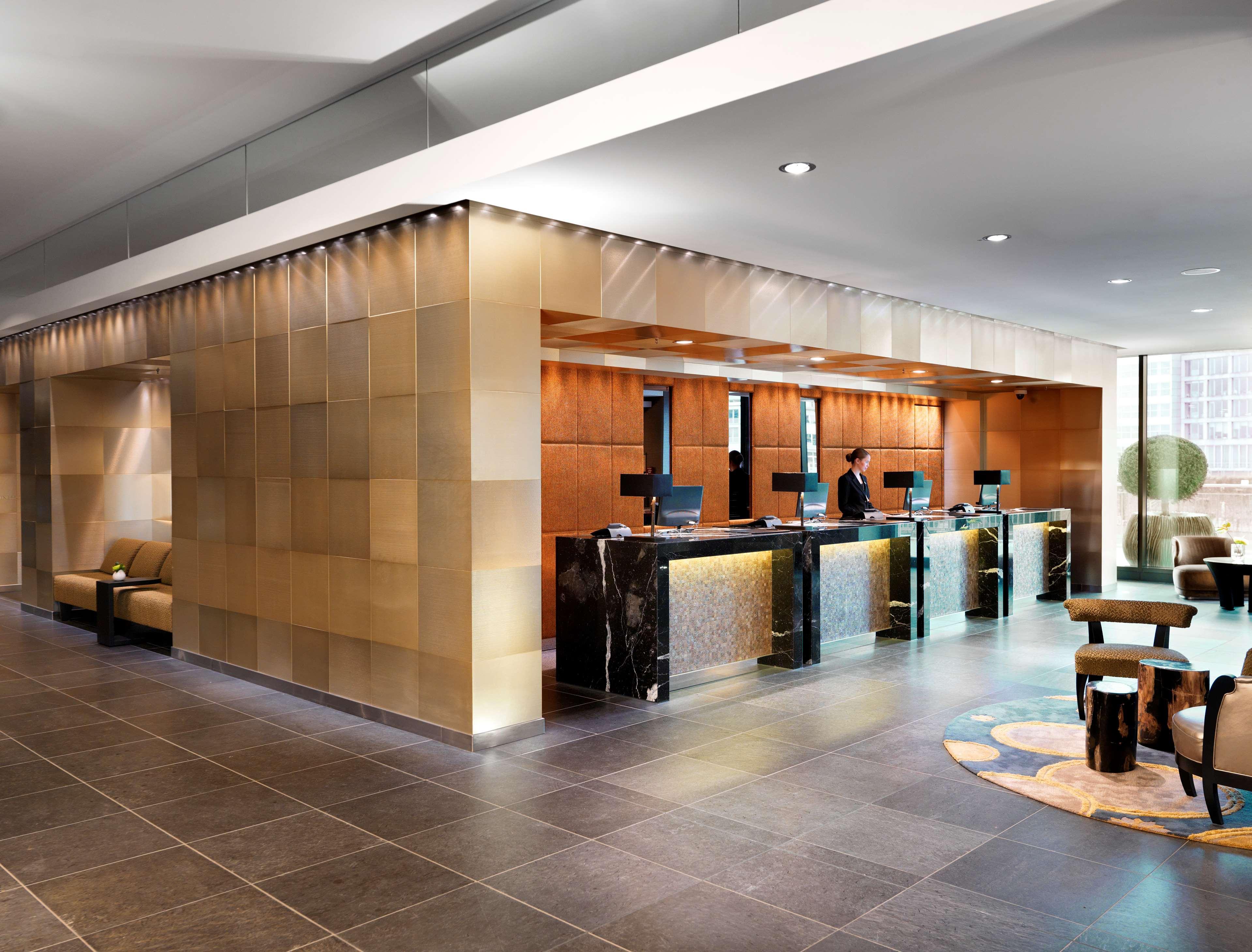 Hyatt Regency Dusseldorf Hotel Kültér fotó The lounge at the airport