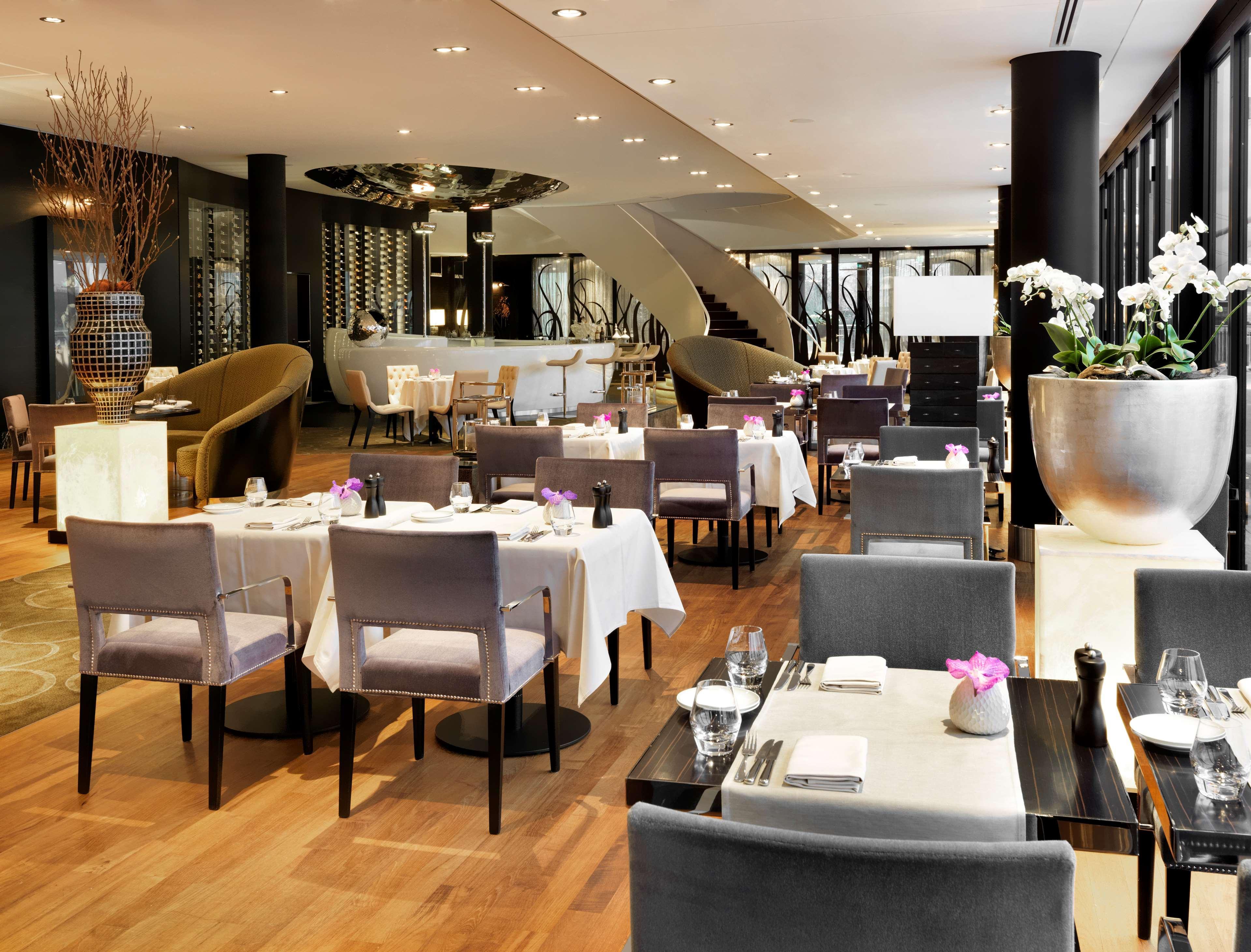 Hyatt Regency Dusseldorf Hotel Kültér fotó Restaurant "1707"