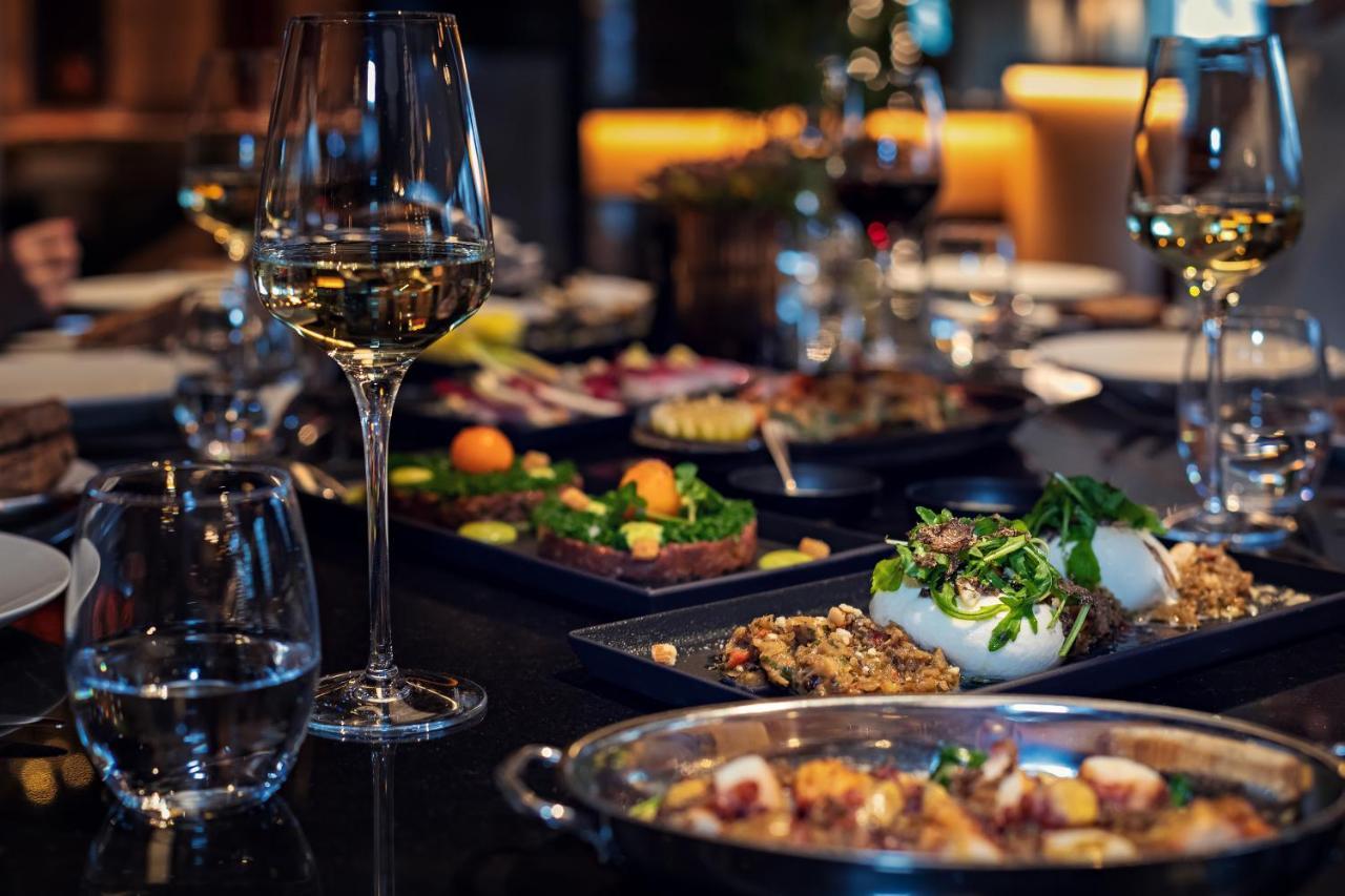Hyatt Regency Dusseldorf Hotel Kültér fotó A selection of tapas