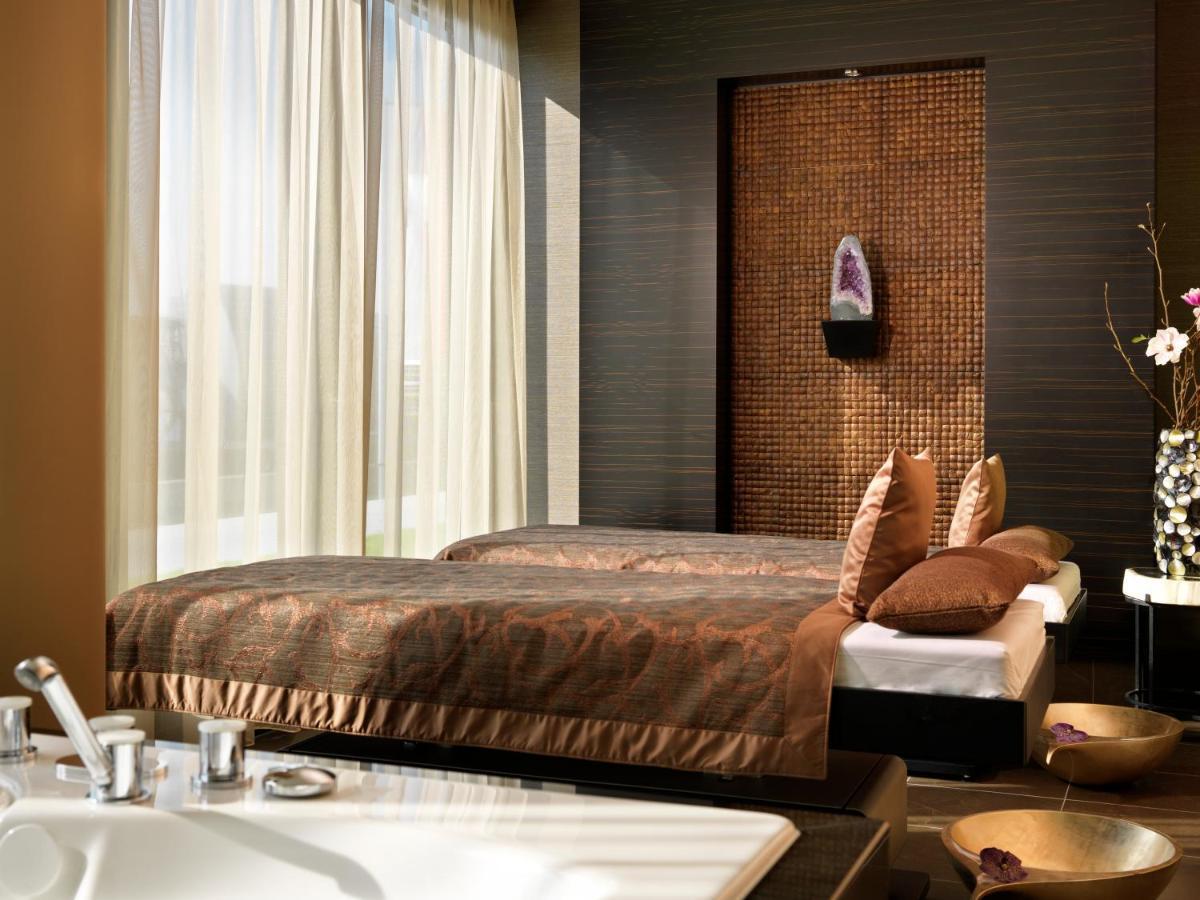 Hyatt Regency Dusseldorf Hotel Kültér fotó A modern bedroom
