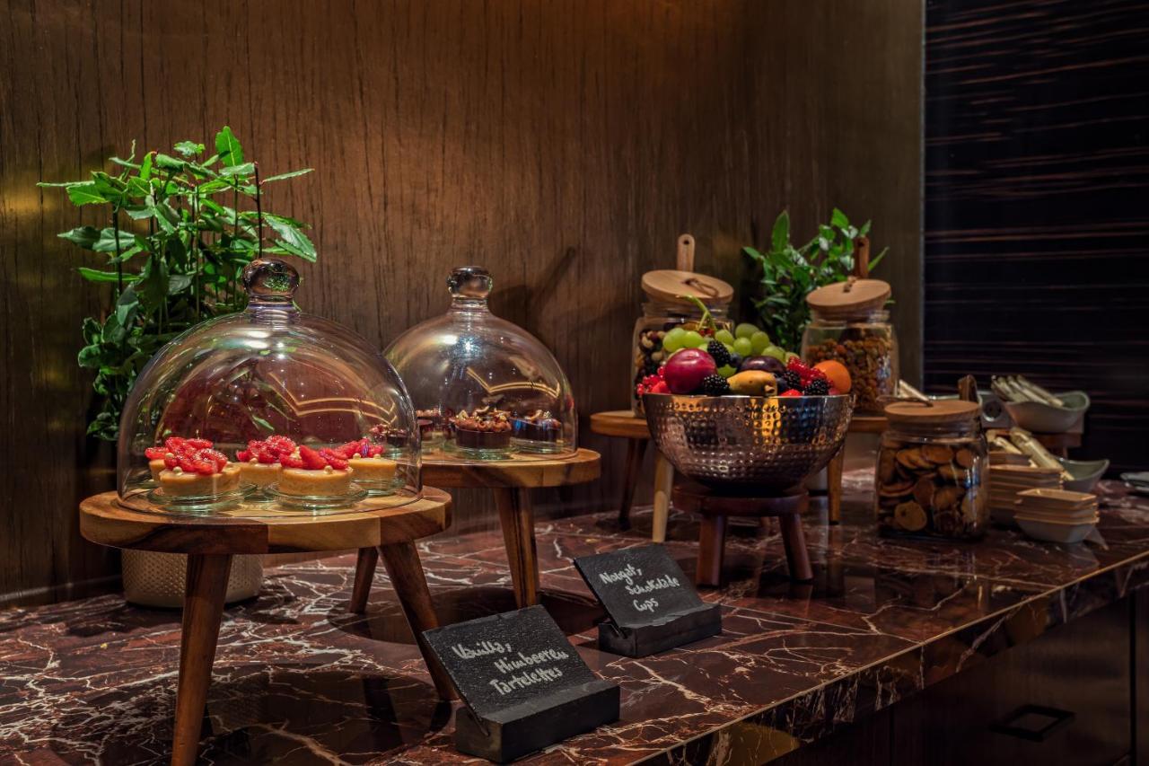 Hyatt Regency Dusseldorf Hotel Kültér fotó A dessert buffet at a hotel