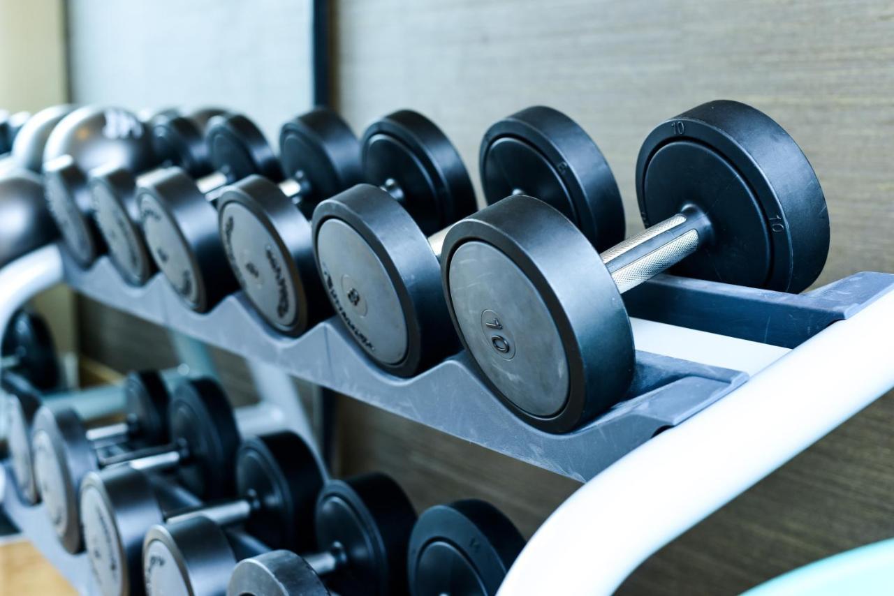 Hyatt Regency Dusseldorf Hotel Kültér fotó Dumbbells on a rack