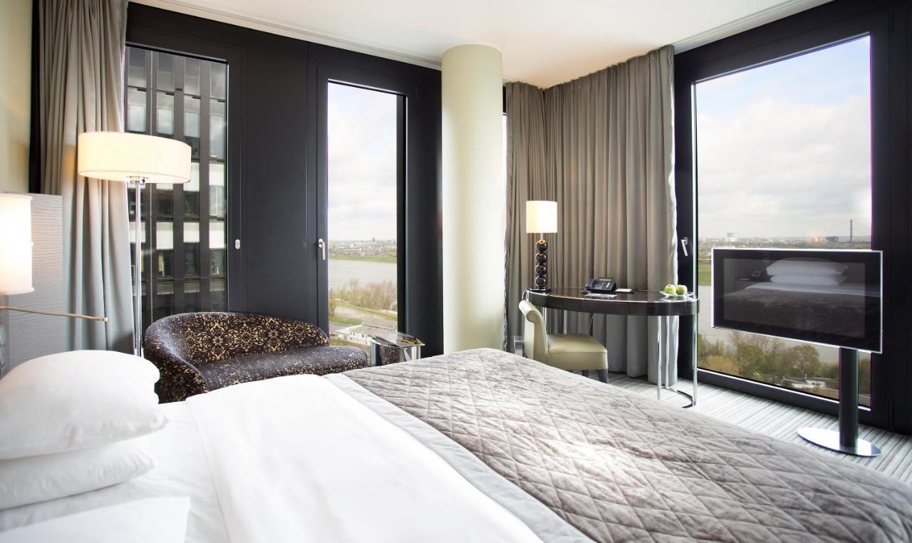 Hyatt Regency Dusseldorf Hotel Kültér fotó A room at the hotel