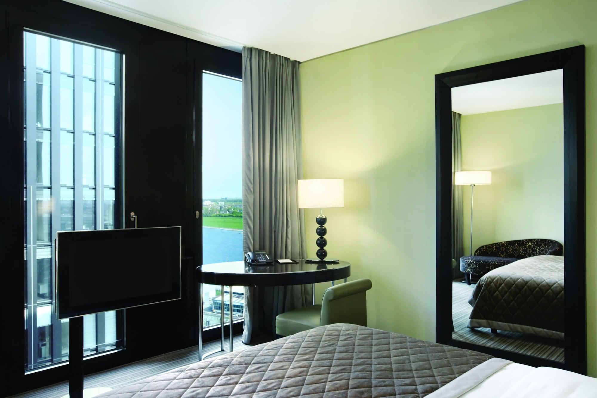 Hyatt Regency Dusseldorf Hotel Kültér fotó A room at the hotel
