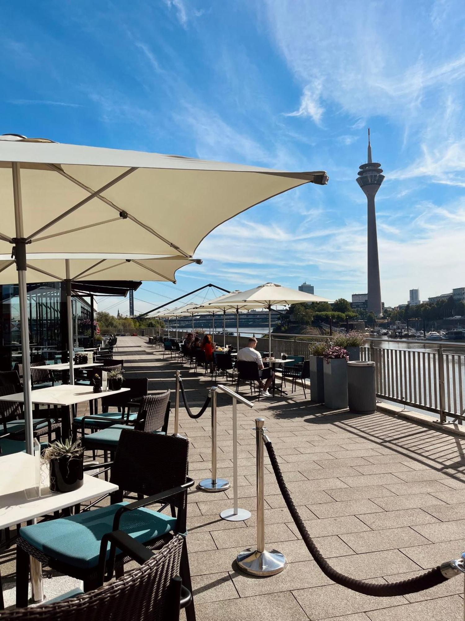 Hyatt Regency Dusseldorf Hotel Kültér fotó Restaurant on the Rhine